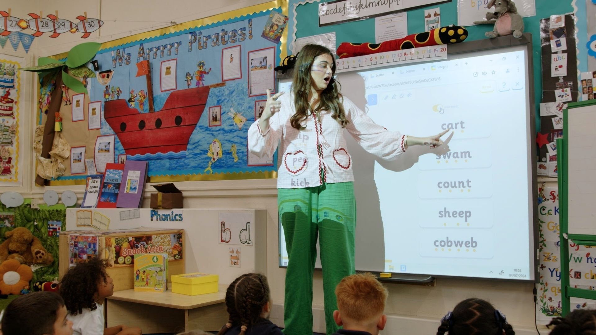 jolly-classroom-in-class-image