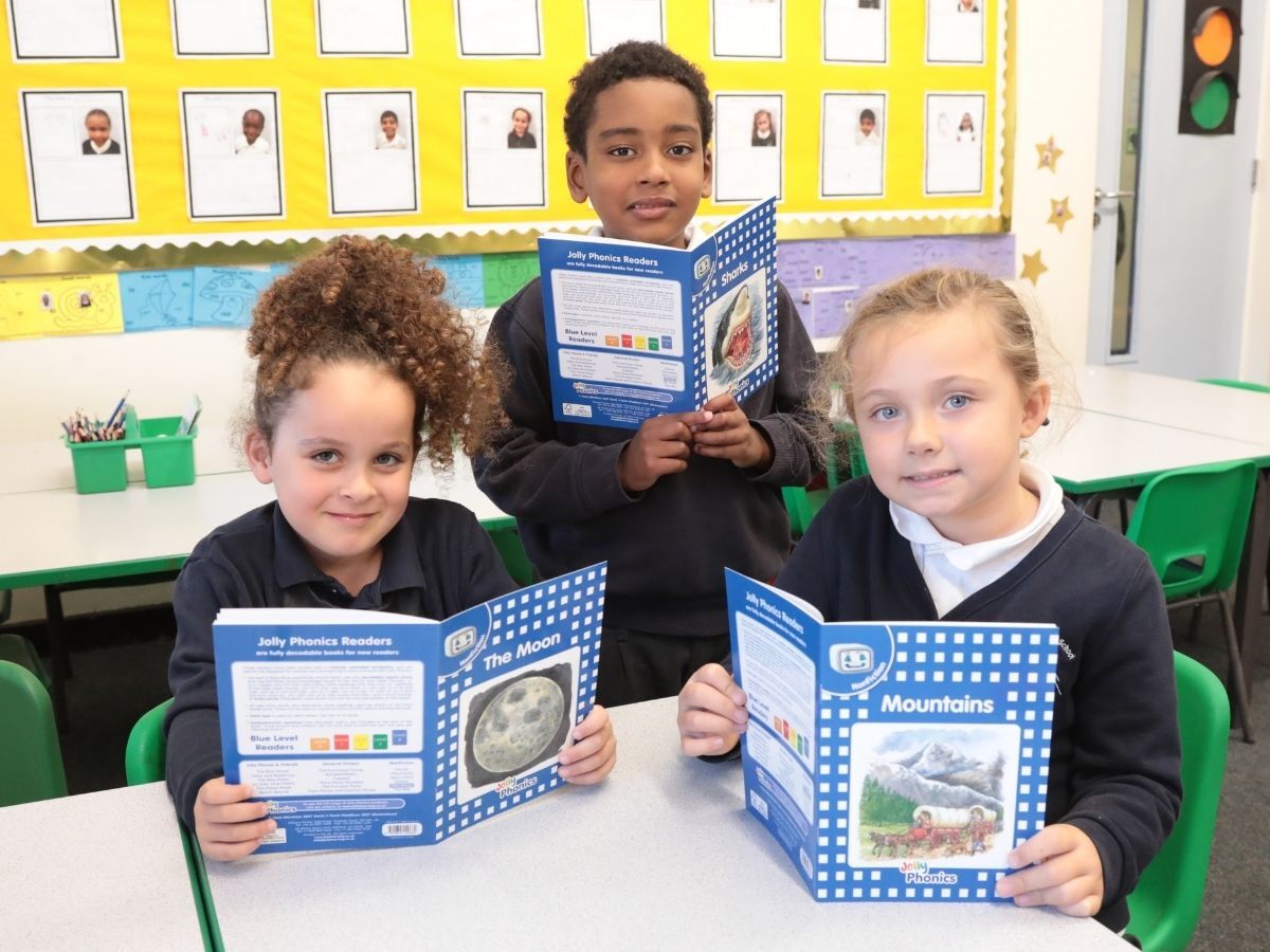 jolly-phonics-decodable-readers-school-image (1)